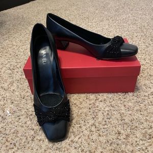 VANELI black dress shoes with knot detail in size 8.5 SS